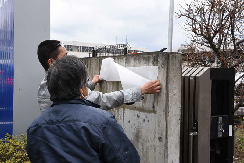 コンクリート側のボルト位置と新銘板のボルト位置を確認する