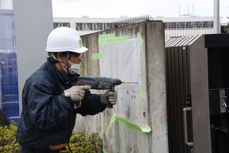 ボルト位置が若干異なっているため、右上のボルト位置を原点として、ほかのボルト位置を微調整