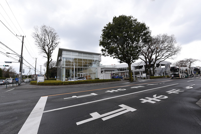 ハブ店舗「東京スバル 三鷹」。右奥に進むと東京事業所