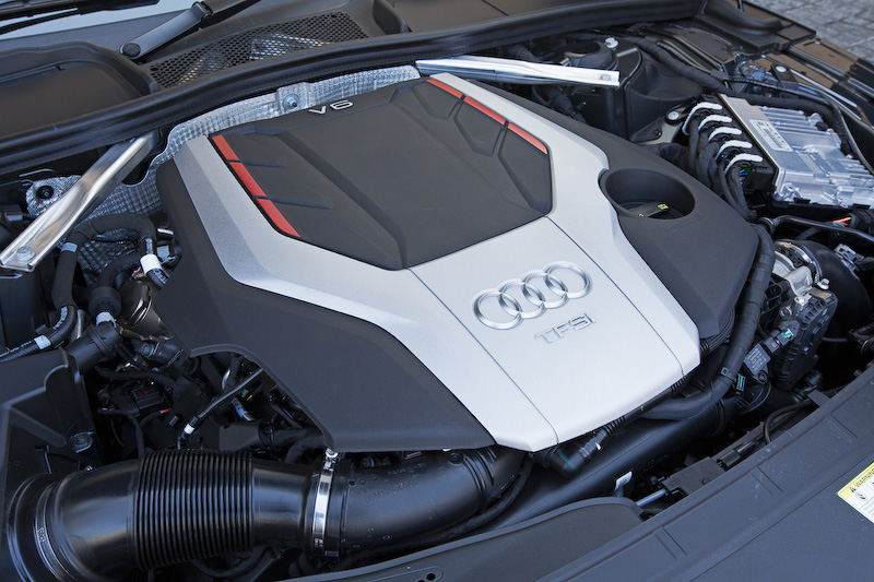 新開発のV型6気筒3.0リッターTFSIエンジンを搭載するS5 スポーツバック