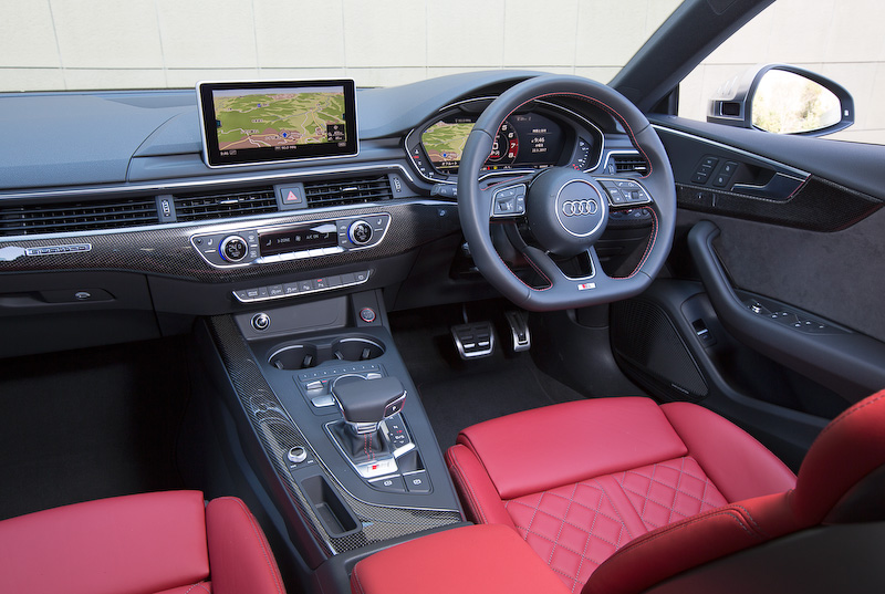 新開発のV型6気筒3.0リッターTFSIエンジンを搭載するS5 スポーツバック