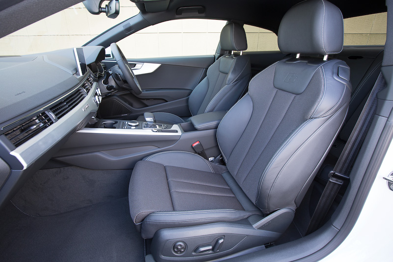 インテリアは先代に比べ室内長を17mm、前席ショルダールームを26mm、前席ヘッドルームを12mm、後席ニ―ルームを23mm拡大し、居住性を高めた