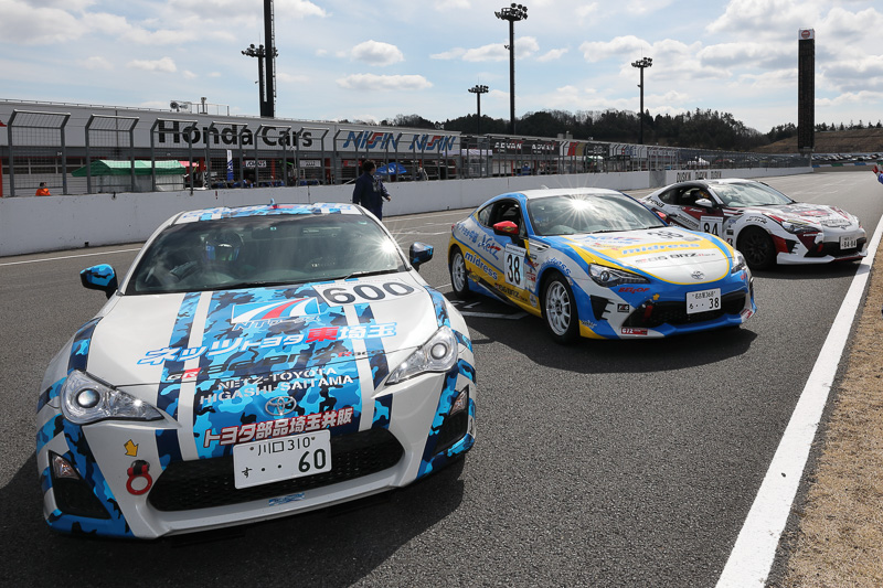 左から優勝した600号車、2位の38号車、3位の84号車。写真から分かるように小野田選手のマシンは86前期型