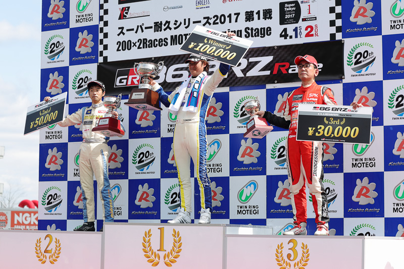 表彰台。優勝した小野田選手（中央）、2位の神谷選手（左）、3位の橋本選手