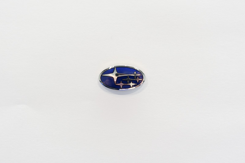 2017年4月1日以降、株式会社SUBARUで用いられていく七宝焼きの社章。大きさは以前の社章と同等