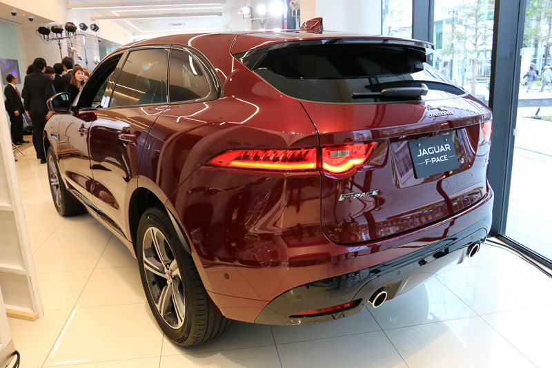 提供されるF-PACE Sの車両価格は981万円