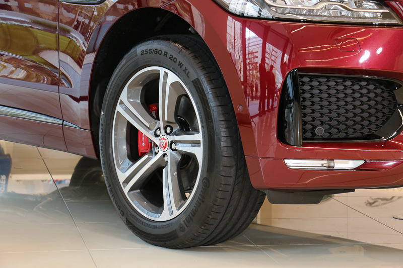 提供されるF-PACE Sの車両価格は981万円