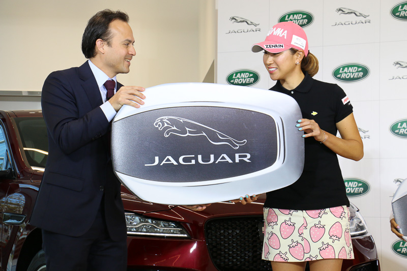 ハンソン氏から上田選手（上段）と木戸選手（下段）にジャガーのビッグキーを贈呈