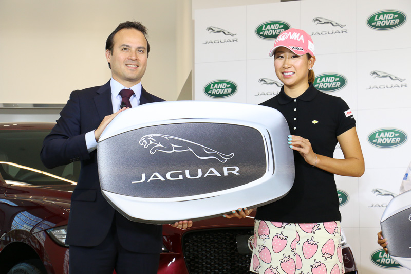 ハンソン氏から上田選手（上段）と木戸選手（下段）にジャガーのビッグキーを贈呈