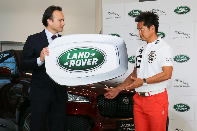 藤田選手にはランドローバーのビッグキーがハンソン氏から贈呈された