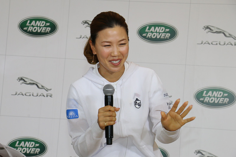 「先輩たちがかっこいいクルマに乗ってゴルフ場に来る姿を見て『私もそんなクルマに乗れるようになりたいな』って思っていました」と語る上田選手