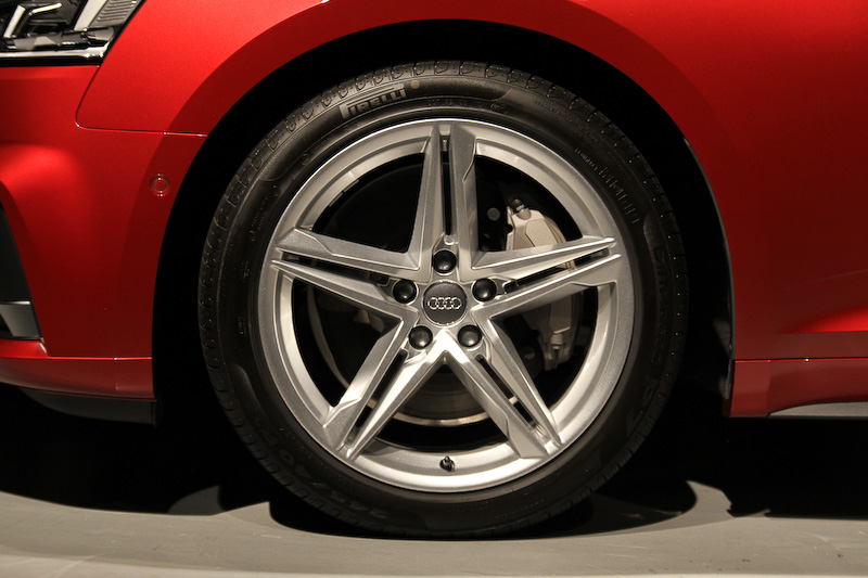 A5 スポーツバック 2.0TFSI クワトロ sportは高性能版の直列4気筒2.0リッター直噴ターボエンジン（252PS/370Nm）を搭載。S lineパッケージとしてエクステリアではマトリクスLEDヘッドライト＆LEDリアコンビネーションランプ、専用の前後バンパー、アルミホイール5ツインスポークスターデザイン（8.5J×18）などが与えられる