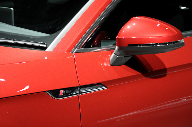 A5 スポーツバック 2.0TFSI クワトロ sportは高性能版の直列4気筒2.0リッター直噴ターボエンジン（252PS/370Nm）を搭載。S lineパッケージとしてエクステリアではマトリクスLEDヘッドライト＆LEDリアコンビネーションランプ、専用の前後バンパー、アルミホイール5ツインスポークスターデザイン（8.5J×18）などが与えられる