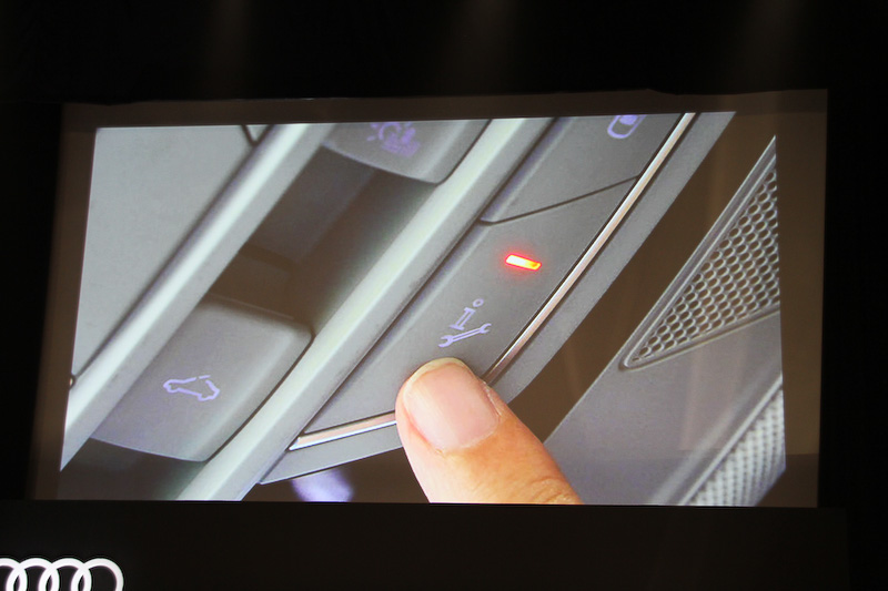 インフォテイメントシステム「アウディコネクト」のうち、「safety＆service」で用意される4つの機能。万が一の事故のとき、車両から自動的に緊急のSOSコールを発信したり、コールセンターと通話しつつ車両の位置データや車両の状態をコールセンターに送るといった機能が利用できる