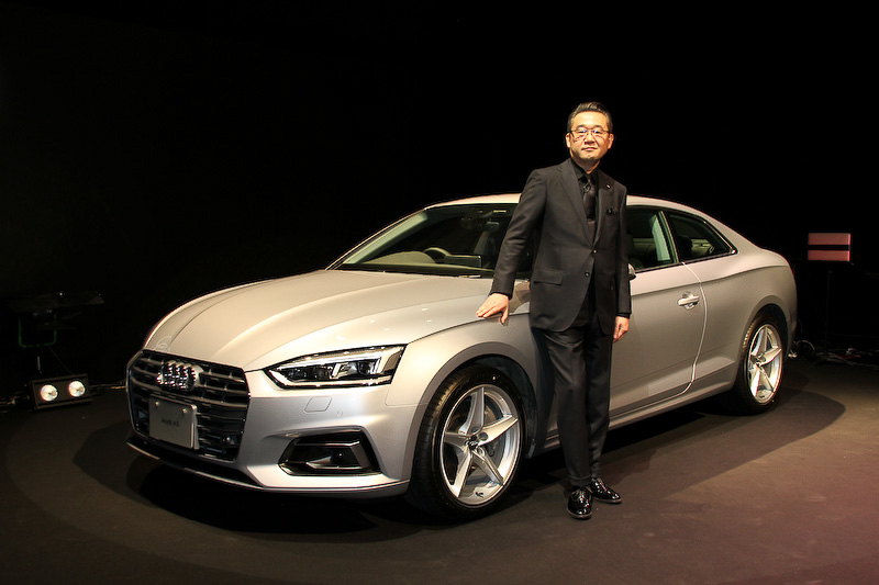 新型A5 クーペ（2.0TFSI クワトロ sport）とフォトセッションに臨むアウディ ジャパン株式会社 代表取締役社長の斎藤徹氏