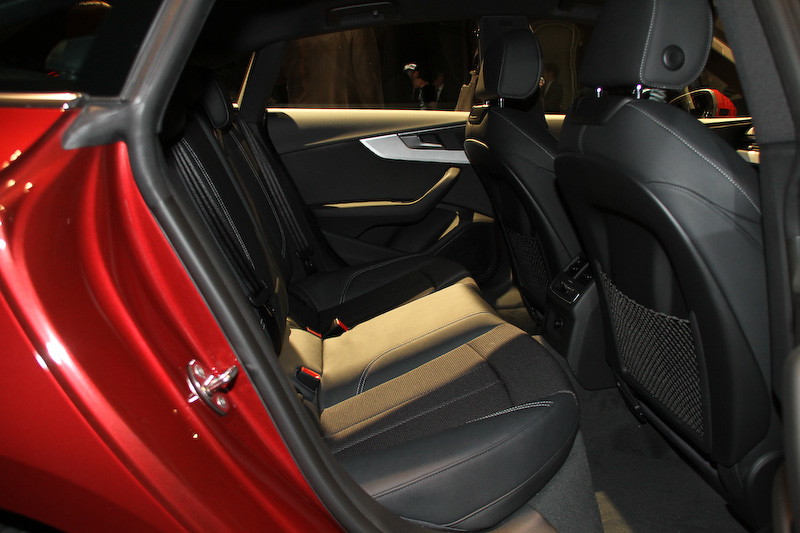 A5 スポーツバック 2.0TFSI クワトロ sportのインテリア。S lineパッケージによりスプリントクロス＆レザーのコンビシートに加え、Sロゴがエンボス加工されたスポーツシート（フロント）、マットブラッシュトアルミニウムデコラティブパネル、ブラックのヘッドライニング、ステンレス製ペダルを装着