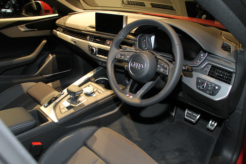 A5 スポーツバック 2.0TFSI クワトロ sportのインテリア。S lineパッケージによりスプリントクロス＆レザーのコンビシートに加え、Sロゴがエンボス加工されたスポーツシート（フロント）、マットブラッシュトアルミニウムデコラティブパネル、ブラックのヘッドライニング、ステンレス製ペダルを装着