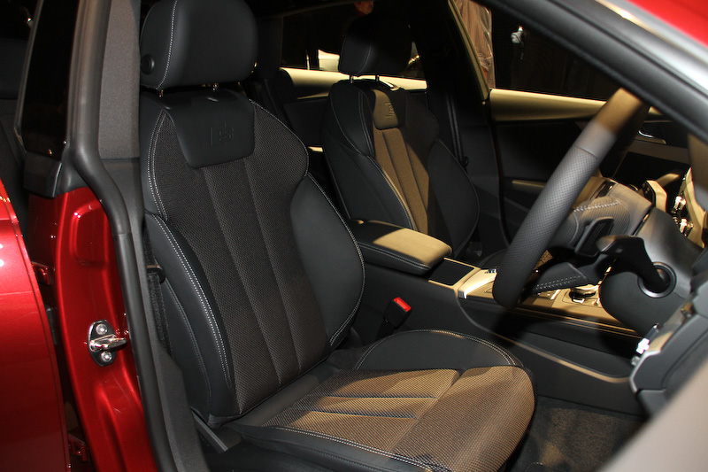 A5 スポーツバック 2.0TFSI クワトロ sportのインテリア。S lineパッケージによりスプリントクロス＆レザーのコンビシートに加え、Sロゴがエンボス加工されたスポーツシート（フロント）、マットブラッシュトアルミニウムデコラティブパネル、ブラックのヘッドライニング、ステンレス製ペダルを装着