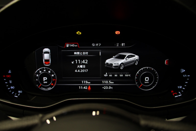 A5 スポーツバック 2.0TFSI クワトロ sportのインテリア。S lineパッケージによりスプリントクロス＆レザーのコンビシートに加え、Sロゴがエンボス加工されたスポーツシート（フロント）、マットブラッシュトアルミニウムデコラティブパネル、ブラックのヘッドライニング、ステンレス製ペダルを装着