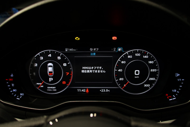 A5 スポーツバック 2.0TFSI クワトロ sportのインテリア。S lineパッケージによりスプリントクロス＆レザーのコンビシートに加え、Sロゴがエンボス加工されたスポーツシート（フロント）、マットブラッシュトアルミニウムデコラティブパネル、ブラックのヘッドライニング、ステンレス製ペダルを装着