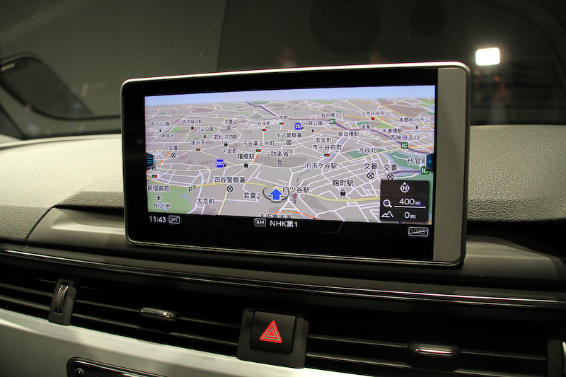 A5 スポーツバック 2.0TFSI クワトロ sportのインテリア。S lineパッケージによりスプリントクロス＆レザーのコンビシートに加え、Sロゴがエンボス加工されたスポーツシート（フロント）、マットブラッシュトアルミニウムデコラティブパネル、ブラックのヘッドライニング、ステンレス製ペダルを装着