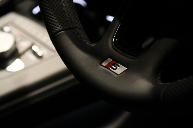 A5 スポーツバック 2.0TFSI クワトロ sportのインテリア。S lineパッケージによりスプリントクロス＆レザーのコンビシートに加え、Sロゴがエンボス加工されたスポーツシート（フロント）、マットブラッシュトアルミニウムデコラティブパネル、ブラックのヘッドライニング、ステンレス製ペダルを装着