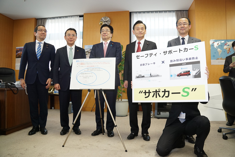 左から、内閣府副大臣の越智隆雄氏、経済産業省副大臣の高木陽介氏、内閣府特命担当大臣の加藤勝信氏、国土交通省副大臣の末松信介氏、警察庁交通局長の井上剛志氏