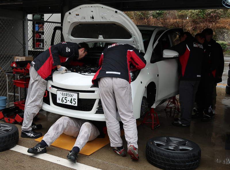 メカニックの作業風景