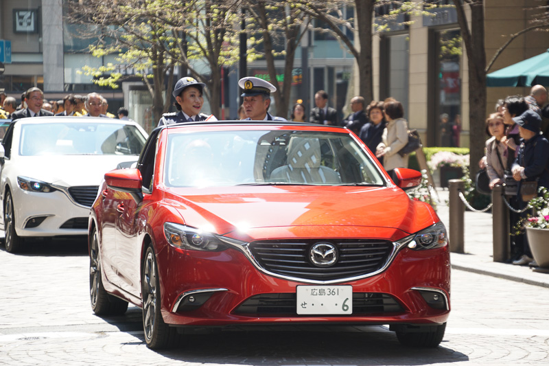 丸の内警察署の1日署長となった女優の山村紅葉さんが、マツダ「アテンザ」のオープンカーに乗って交通安全パレードに参加