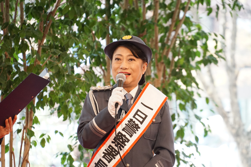 丸の内警察署1日署長として登場した女優の山村紅葉さん