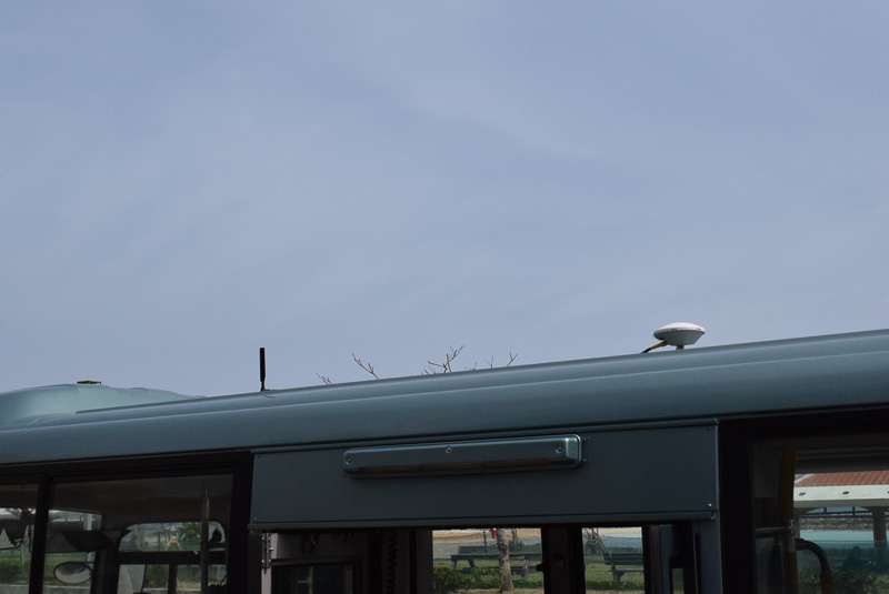 バスの上部にはGPSアンテナを設置