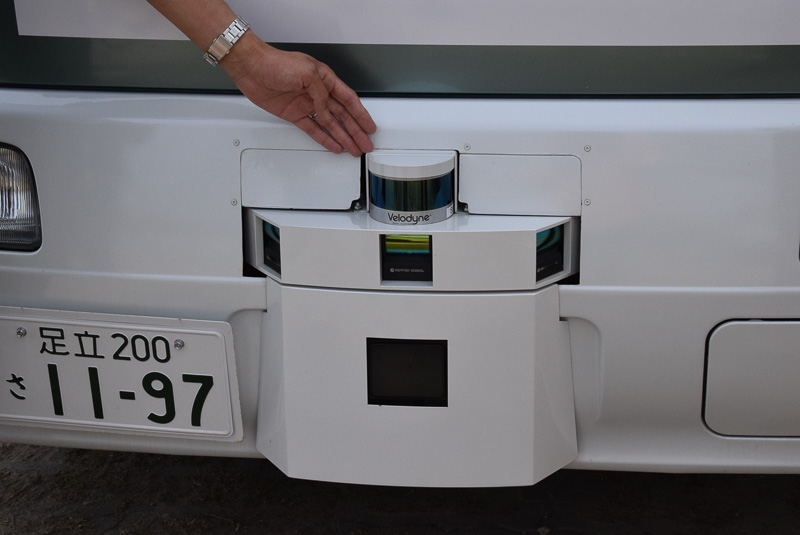 車体前面に設置された各種LiDAR。一番上の半円形はヴェロダイン製の遠距離用LiDAR。中段に3つ設けられているのは近距離用LiDARで、前方、左右をそれぞれモニターする。下段はミリ波レーダーユニットになる
