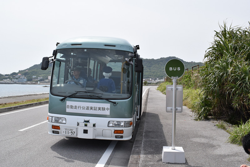 バス停に滑らかに停車