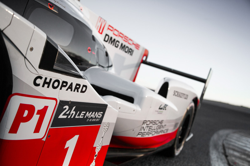 新しいレギュレーションに合わせてフロントエンドの設計に注力し、高さのあるホイールアーチに加えてラジエターのために再設計したリアエアインテークなどをボディサイドに設定