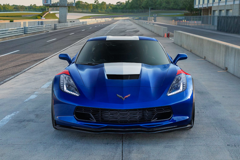 エンジンフードからリアハッチにかけてホワイトのフルレングスストライプがあしらわれる