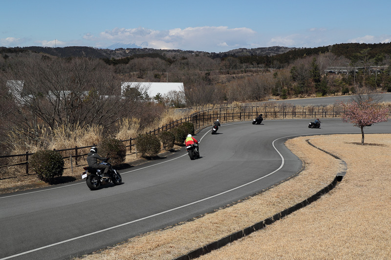 バイク用品店に勤める多くのスタッフがタイヤの感触を確かめていた