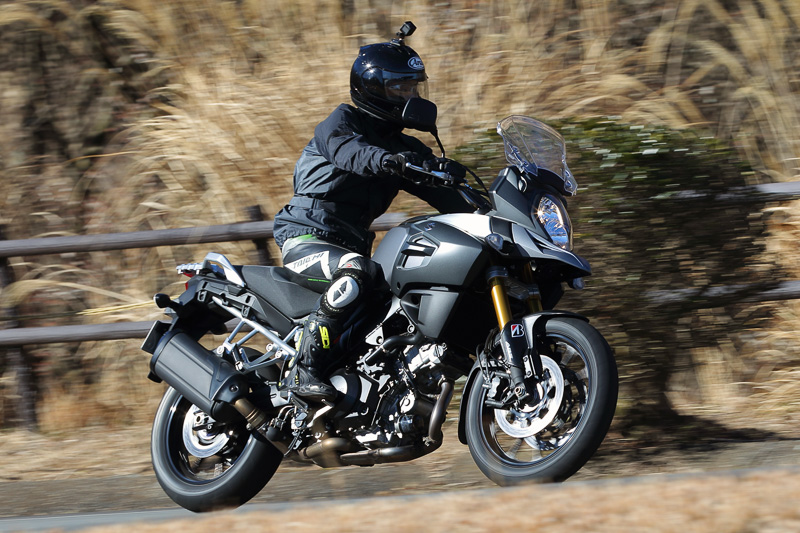 A40は、パニアケースなどをフル装備して走ることも多いアドベンチャーモデルには最適なタイヤだ