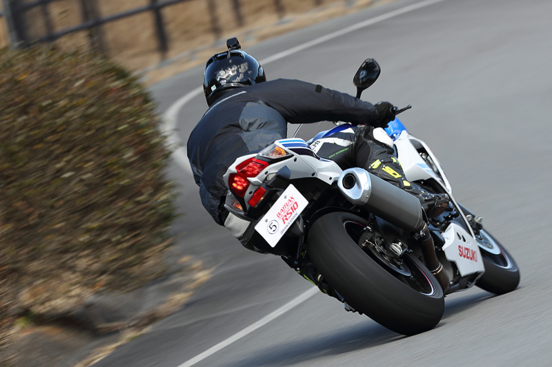 BATTLAX RACING STREET RS10を装着したSUZUKI GSX-R1000。親しみやすいフィーリング
