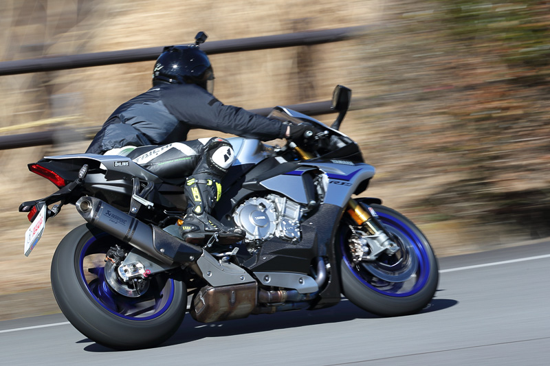 BATTLAX RACING STREET RS10 TYPE Rを装着したYAMAHA YZF-R1M