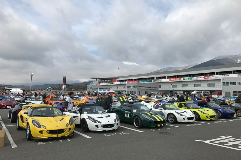 全国500台以上のロータス車が富士スピードウェイに集合