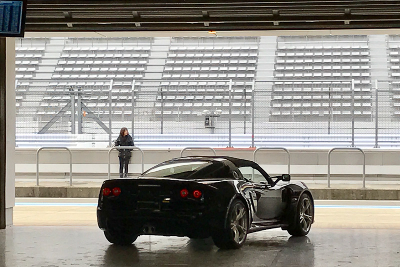 ピット内の展示車はコースでのデモ走行も行なわれた