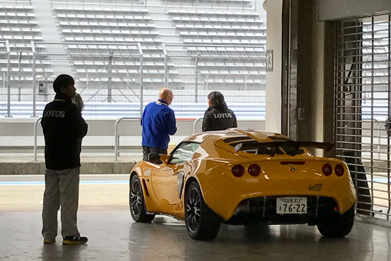 ピット内の展示車はコースでのデモ走行も行なわれた