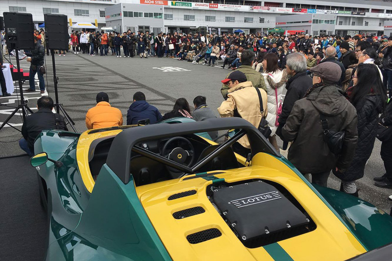 トークショーやカルトクイズ、プレゼント抽選会には多くの人が集まってくれました。ステージ脇に展示された3-イレブン＆レースクイーンとの撮影会もしかり