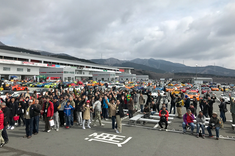 トークショーやカルトクイズ、プレゼント抽選会には多くの人が集まってくれました。ステージ脇に展示された3-イレブン＆レースクイーンとの撮影会もしかり