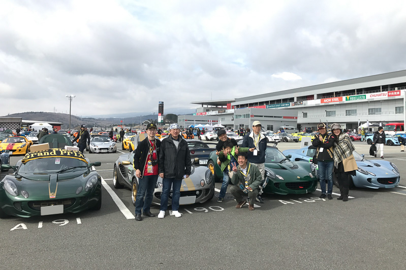 限られた時間でのパドック散策でしたが、古田さん親子をはじめとする広島“あさらかん”のみなさんとお話できただけでも「来てよかった」と思える時間になりました。ロータスデーはやっぱりロータス大好きなオーナーさんのお話を聞かねば始まらないし、終われない（苦笑）。ブルゾンの下に赤いシャツが見える方は岡本さん（左）。お約束通り（？）の広島カープのユニフォーム。ただ、ちょっと寒かったですから、ユニフォーム1枚では辛かったですね