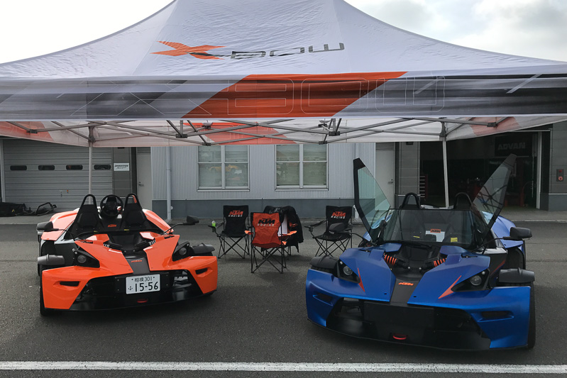 会場内ではケーターハム（左）やKTM（右）もブースを出展