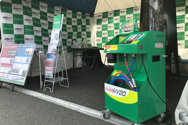 エンジンが温まる前にエンジンを切るようなショートトリップが多い人はとくに注目してほしいとなるオベロンのブース。ショートトリップではエンジン内部に汚れが溜まりやすく、オイル交換のときにエンジン内部を丸洗い＆燃焼させることで、新車のころのようなエンジンの性能が蘇るのだとか。写真右側の「スラッジナイザー・カーボナイザー」（洗浄機）は全国の約500店舗で使われているそうです