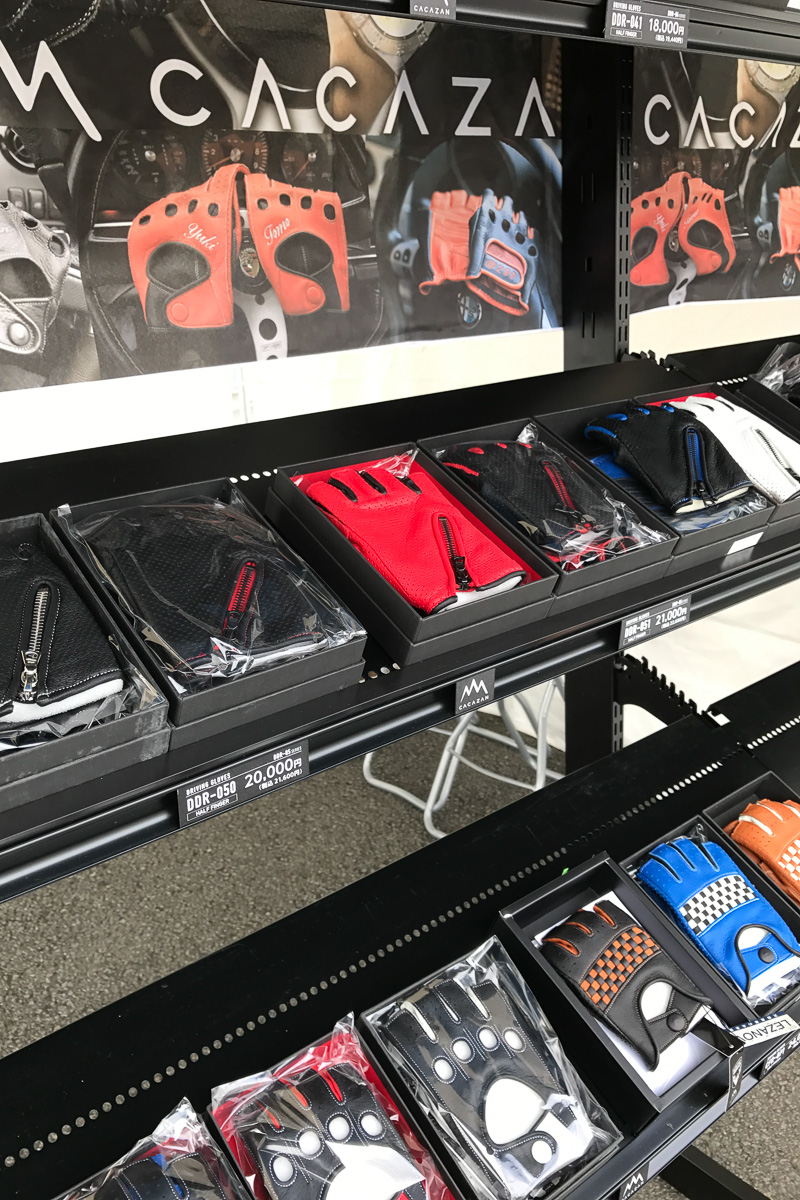 香川の「出石手袋」さんは、手作りのドライビンググローブ「CACAZAN」の展示＆販売を実施。出石出袋さんはあるのある香川県さぬき市は、日本の手袋生産量でシェア90％なのですって。オーダーメイドも可能とのこと