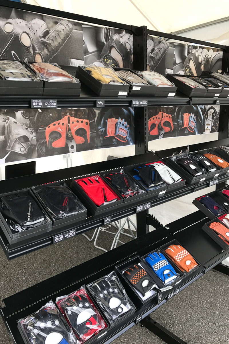 香川の「出石手袋」さんは、手作りのドライビンググローブ「CACAZAN」の展示＆販売を実施。出石出袋さんはあるのある香川県さぬき市は、日本の手袋生産量でシェア90％なのですって。オーダーメイドも可能とのこと