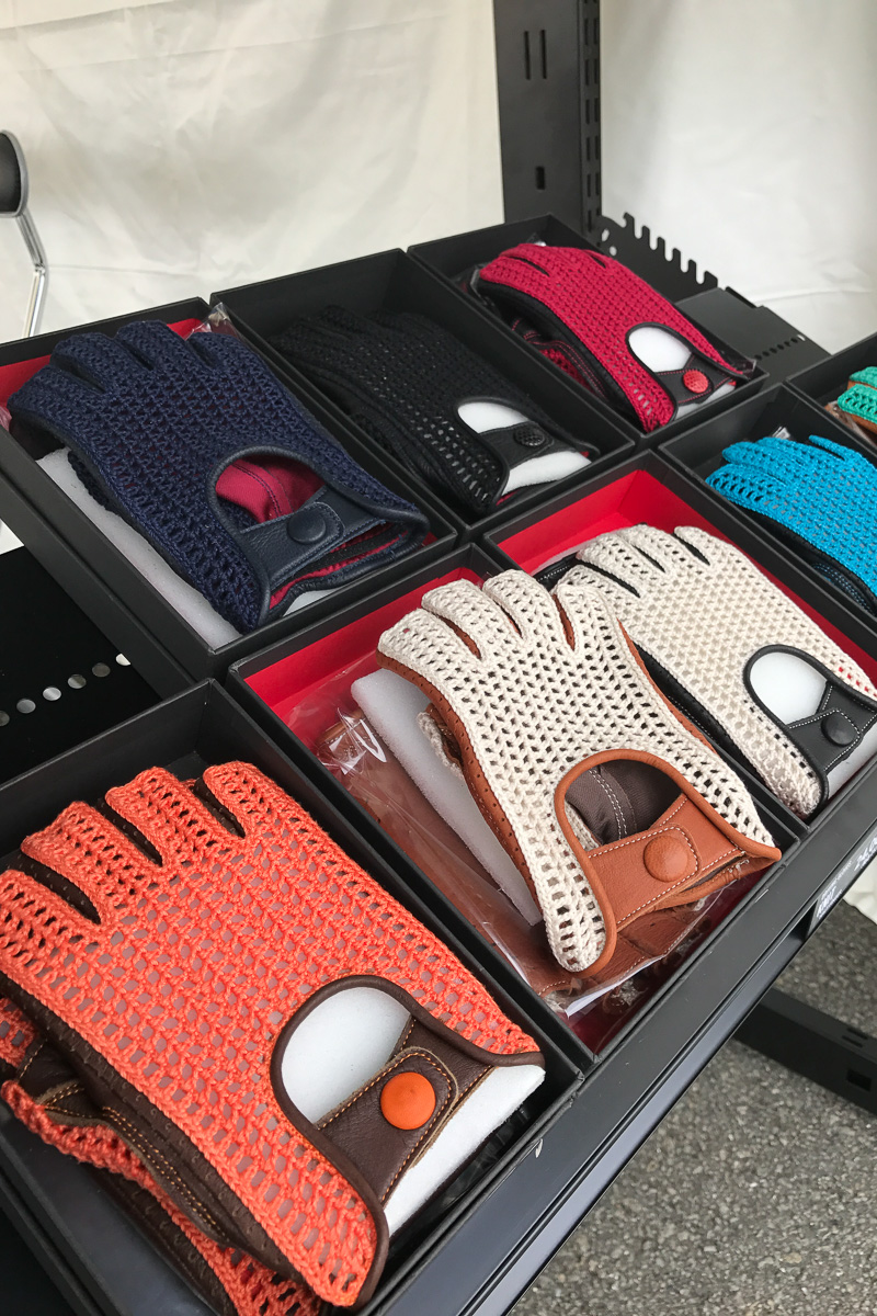 香川の「出石手袋」さんは、手作りのドライビンググローブ「CACAZAN」の展示＆販売を実施。出石出袋さんはあるのある香川県さぬき市は、日本の手袋生産量でシェア90％なのですって。オーダーメイドも可能とのこと